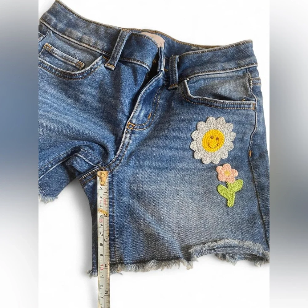 SO Girls Daisy Smiley Crochet Patch Denim Shorts Size 10 Boho Y2K Retro Raw Hem